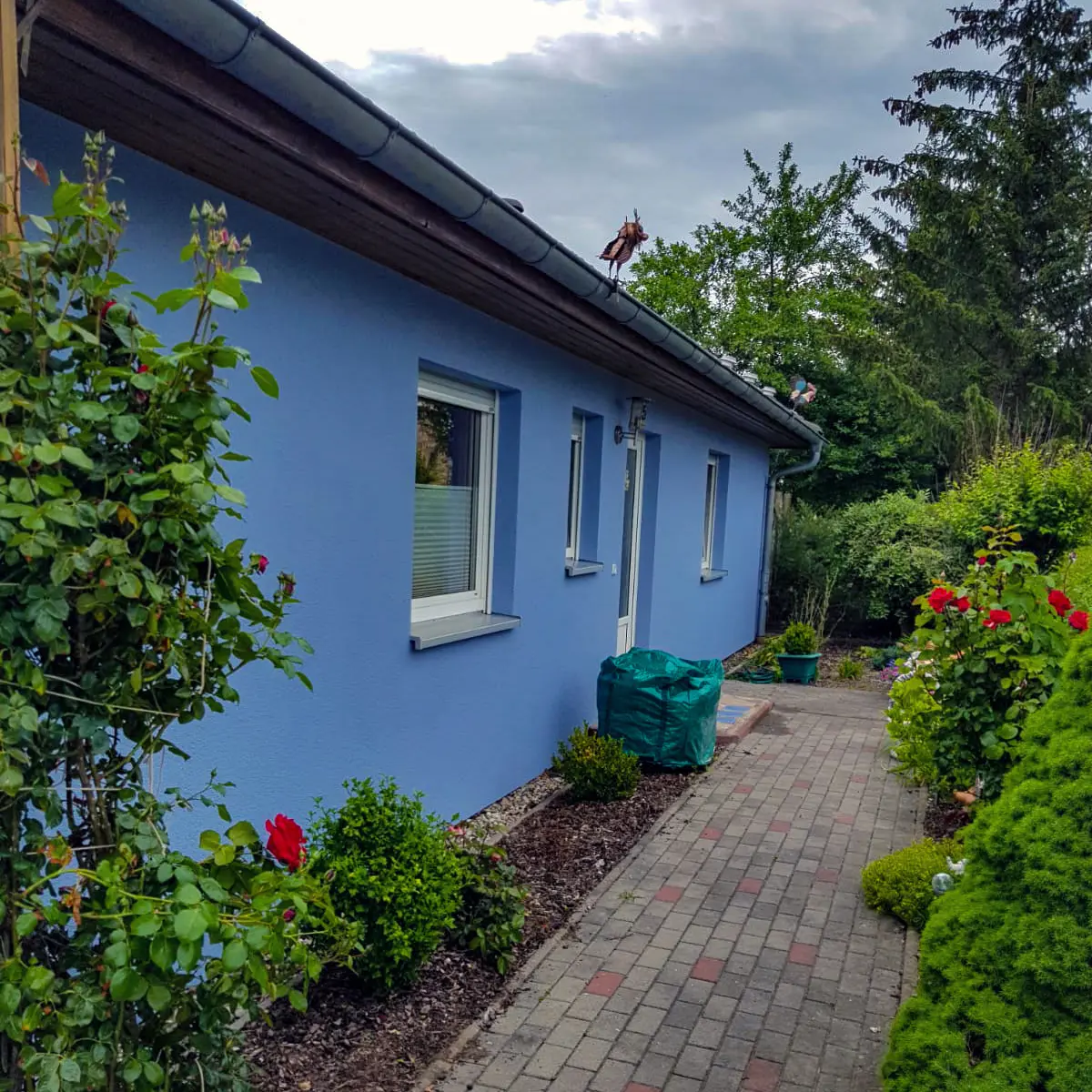 fassadenarbeiten-fassadenanstrich-hausfassade-modernisierung-blau